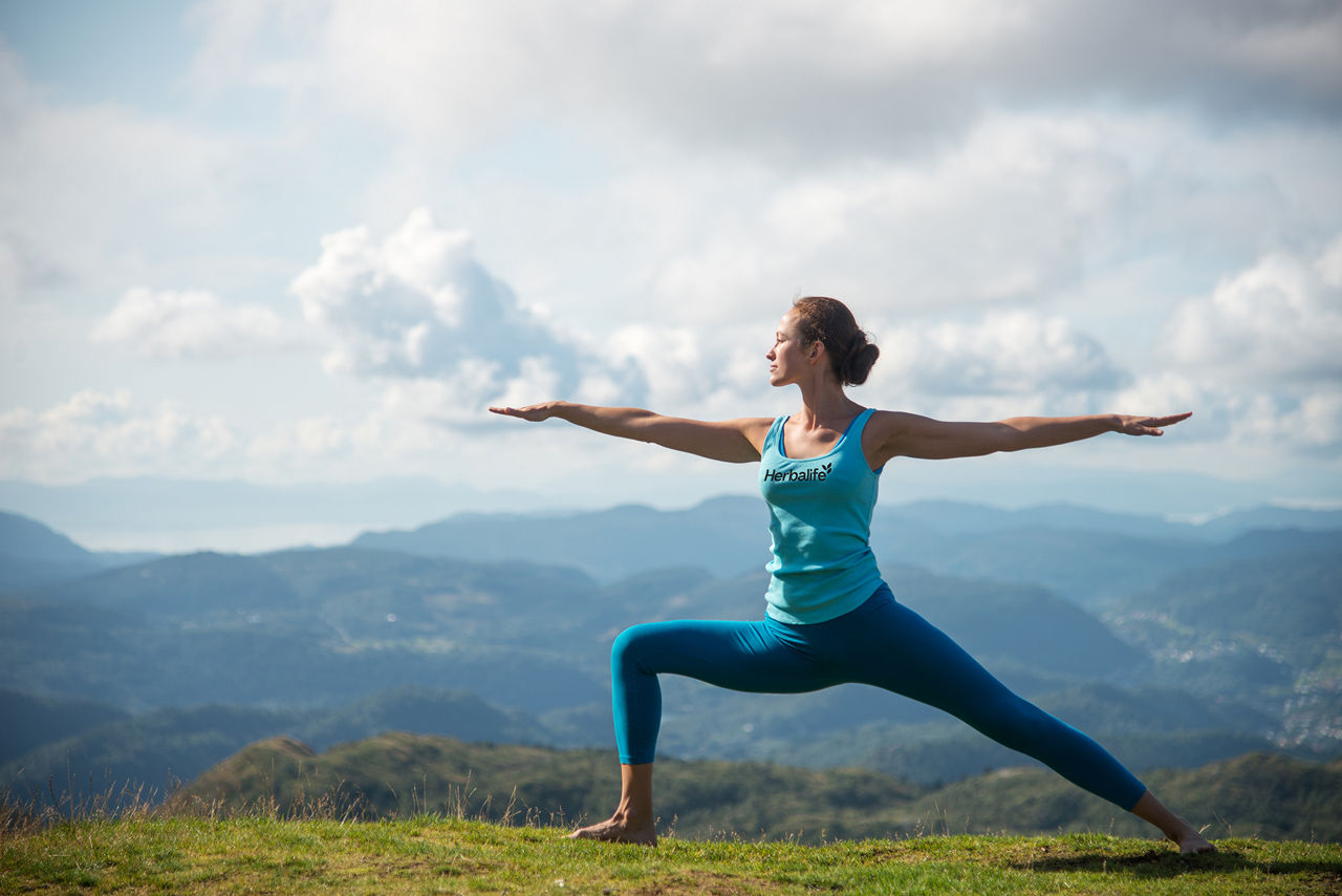 Mujer haciendo yoga al aire libre