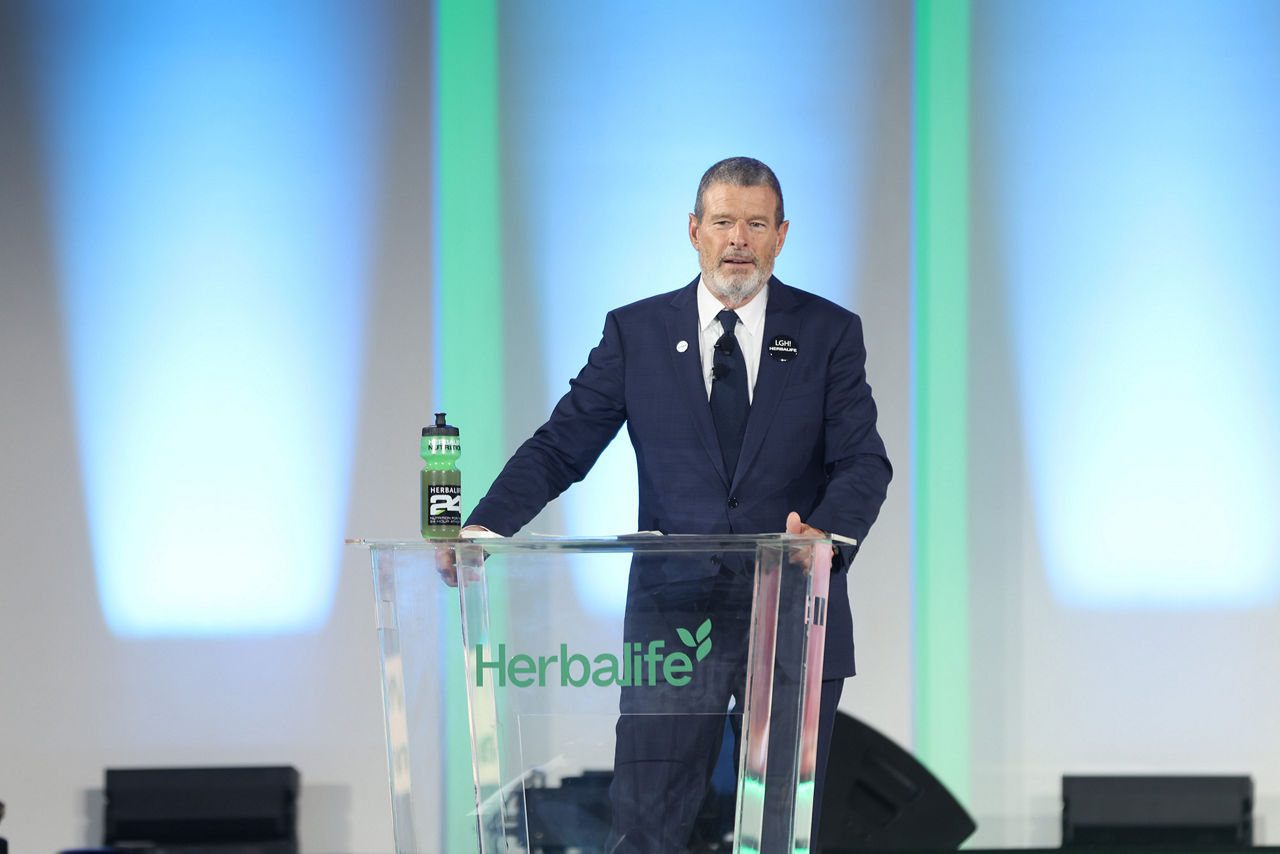 Michael Johnson, CEO da Herbalife, apresenta-se no evento de homenagem