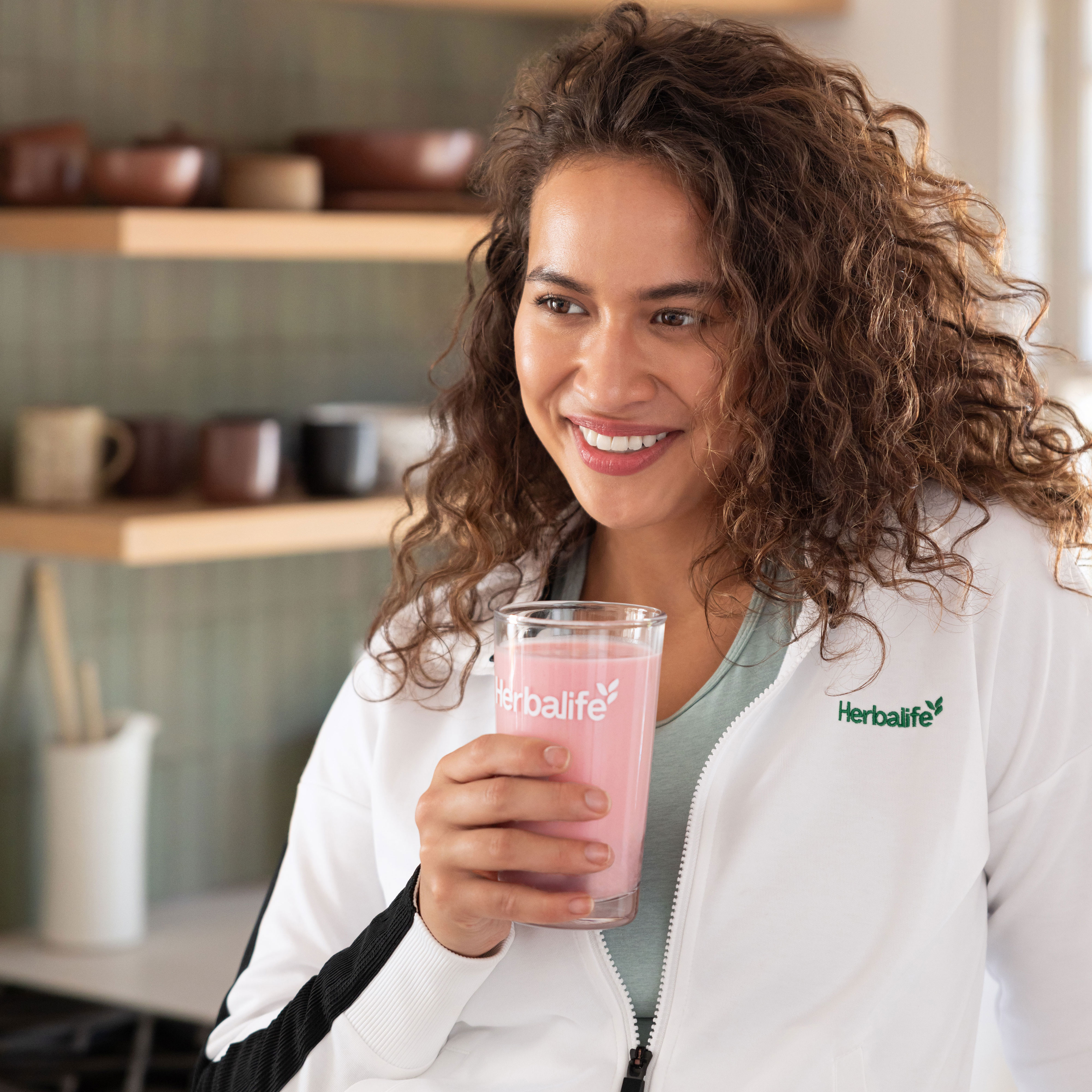 【Chiffon様】HERBALIFE チョコレート2本セット｜リピーター様割◎ li-woman-holding-formula-1-