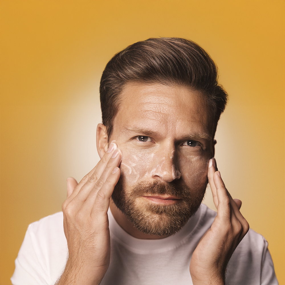 Ένας άνδρας πλένει το πρόσωπό του με το HL/Skin Resurfacing Gelo Cleanser.