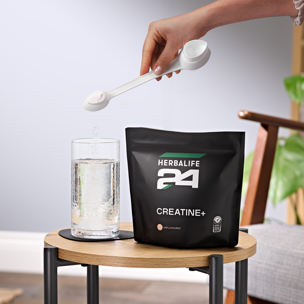 Ένας άντρας αναμειγνύει το Herbalife24 Creatine+ σε ένα Formula 1 Shake.