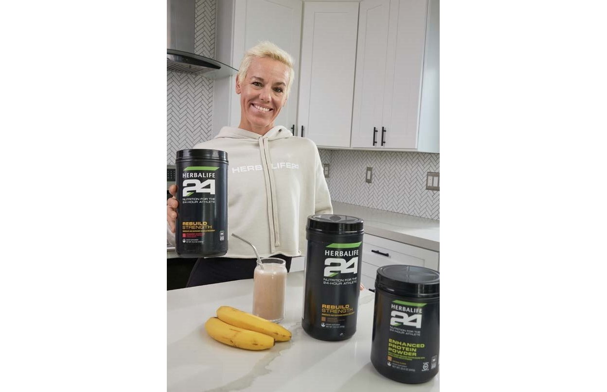 Consigue la receta del batido de banana split de la aetleta patrocinada por Herbalife Heather Jackson, que tiene Rebuild Strength sabor pastel de fresa, Rebuild Strength sabor chocolate y Enhanced Protein Powder
