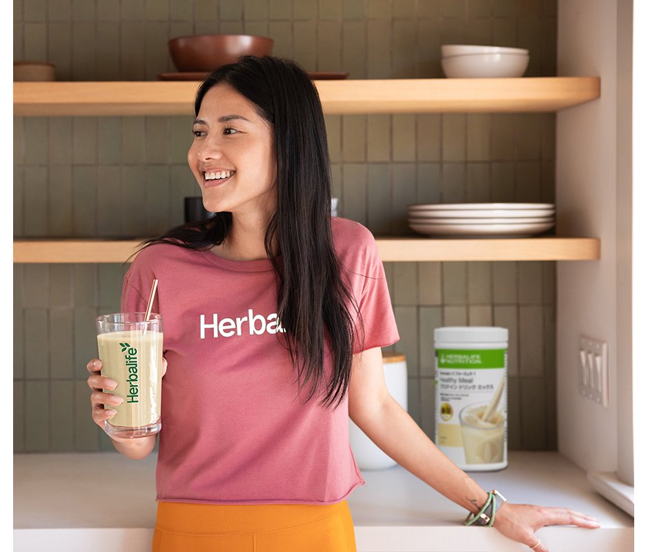 Ly shake socola được rót từ máy xay vào cốc và hũ