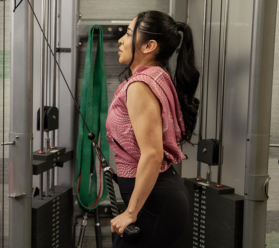 Woman working out at the gym after drinking our H24 Creatine powder.