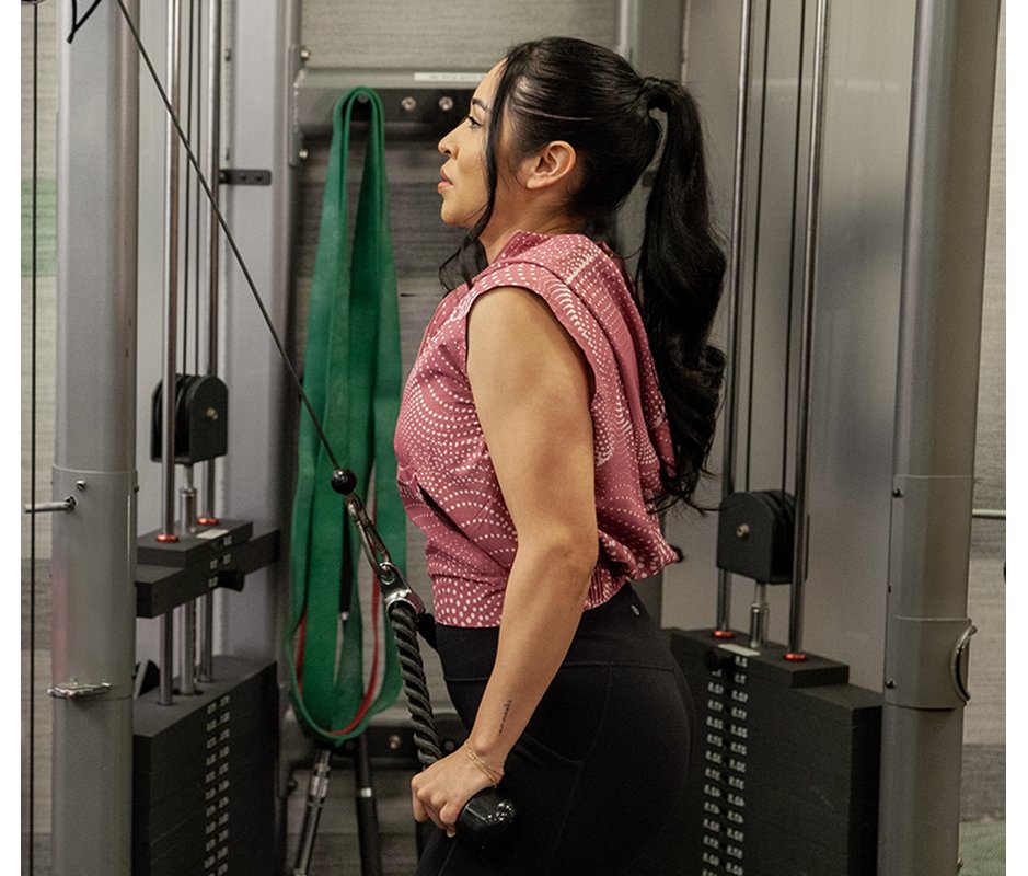 Woman working out at the gym after drinking our H24 Creatine powder.