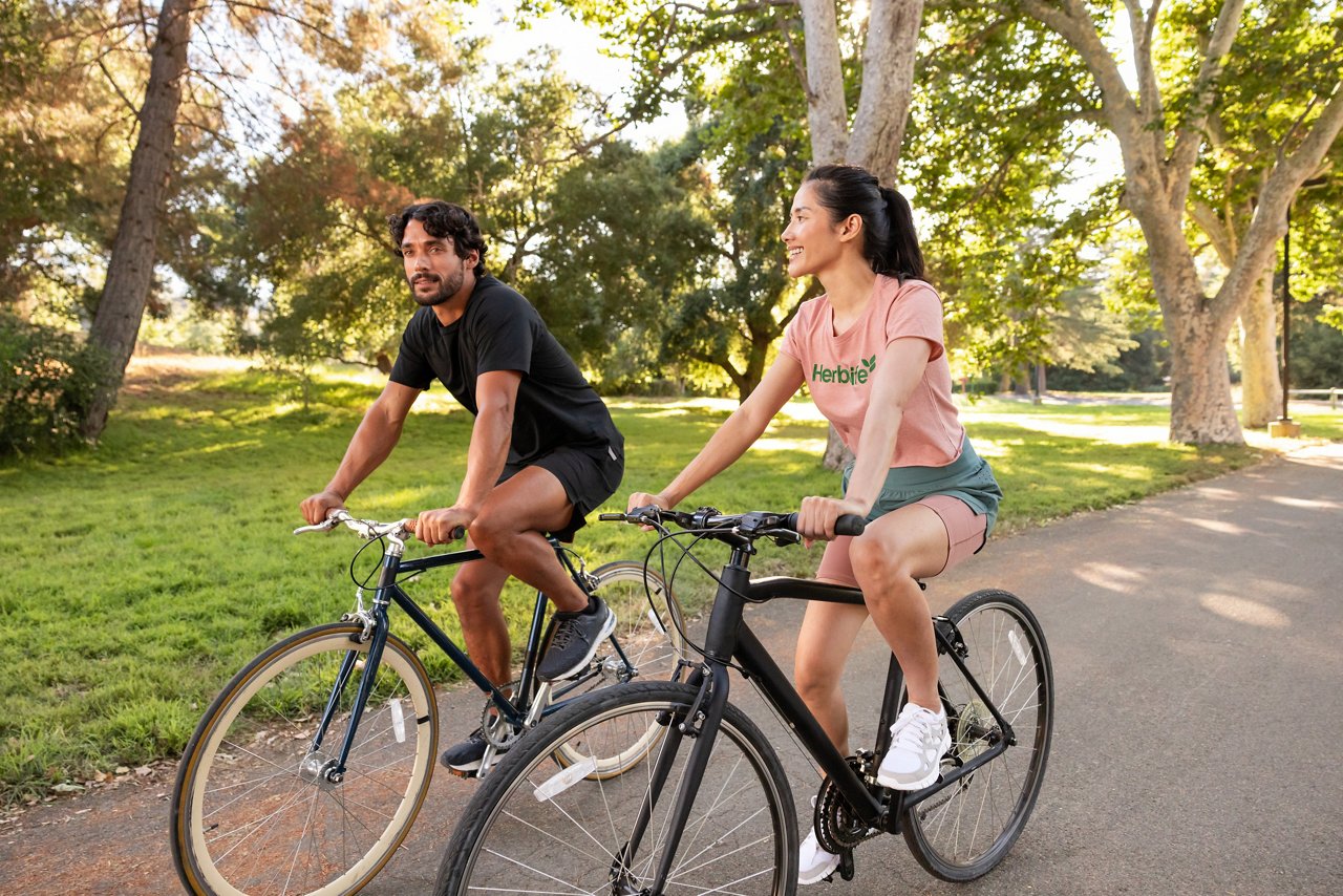 Coppia in bicicletta — stile di vita attivo Herbalife