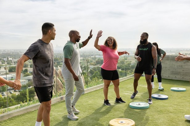 Los amigos chocan los cinco después de completar un entrenamiento.