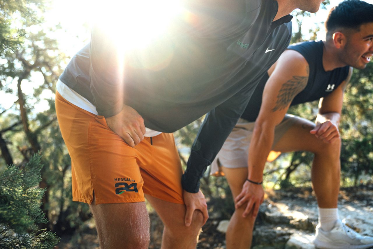 दो आदमी दौड़ रहे हैं