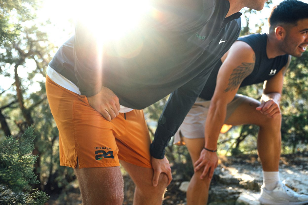 दो आदमी दौड़ रहे हैं