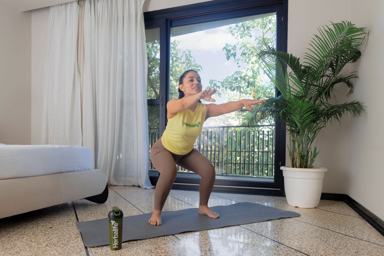 योग करती एक महिला