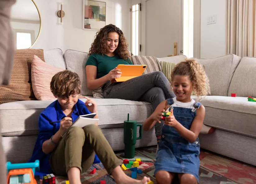 Famille jouant ensemble à l'intérieur