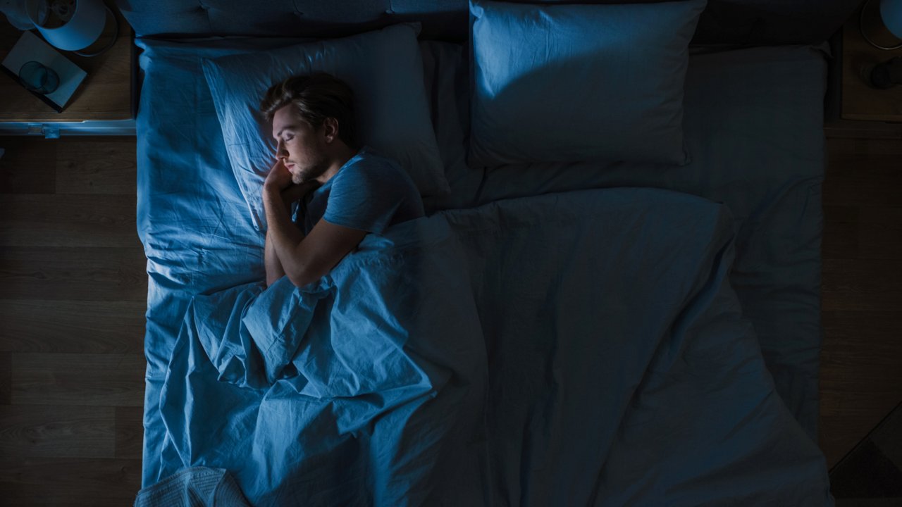 Un uomo che dorme a letto