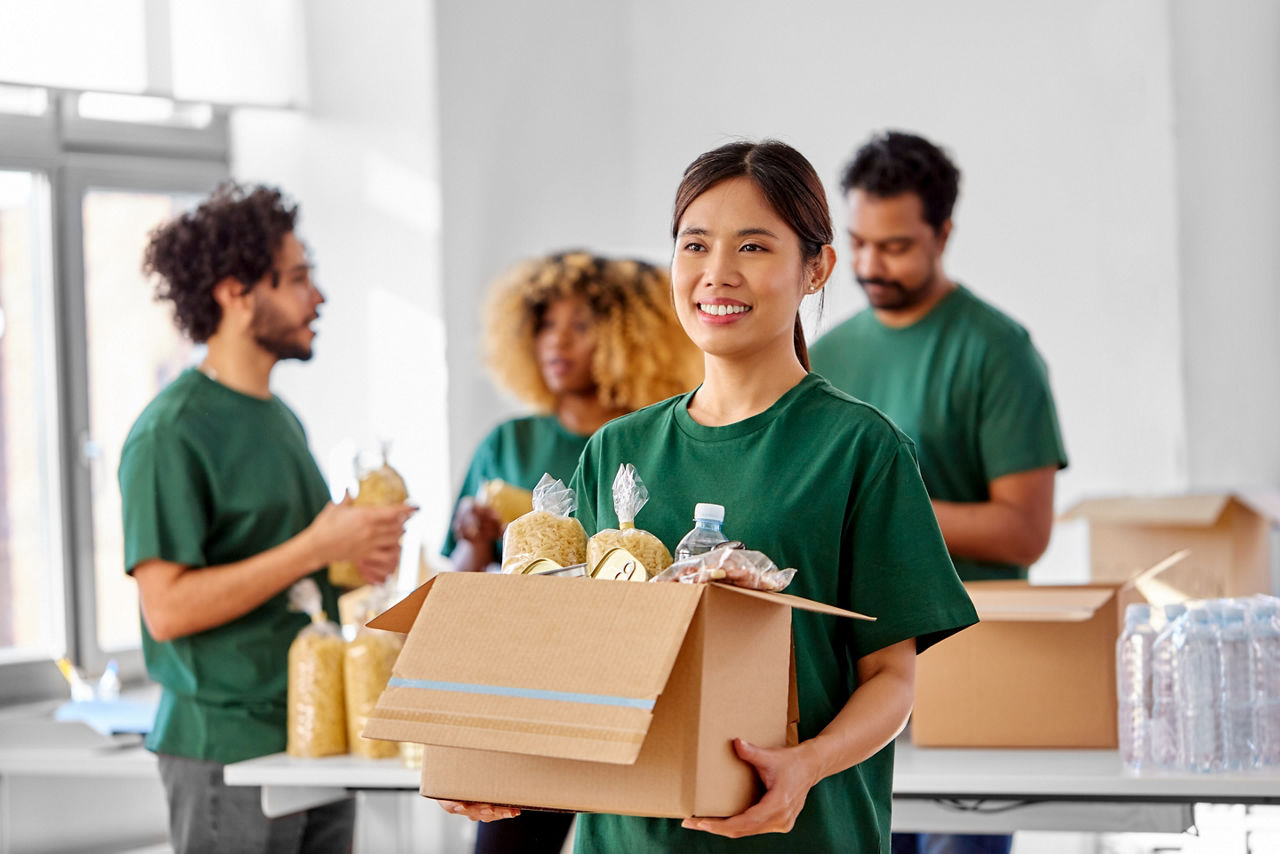 Voluntario cargando una caja