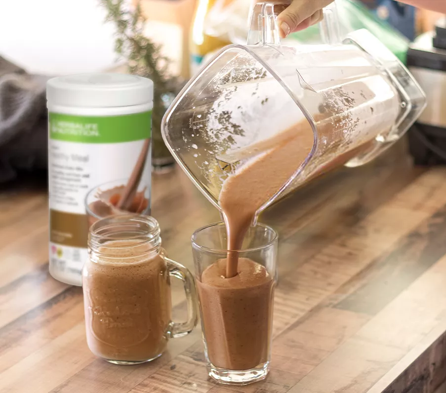 Shake au chocolat Herbalife versé dans des verres