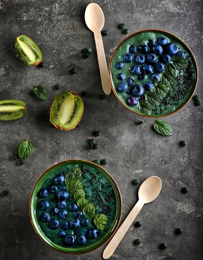 Kona að drekka hristing