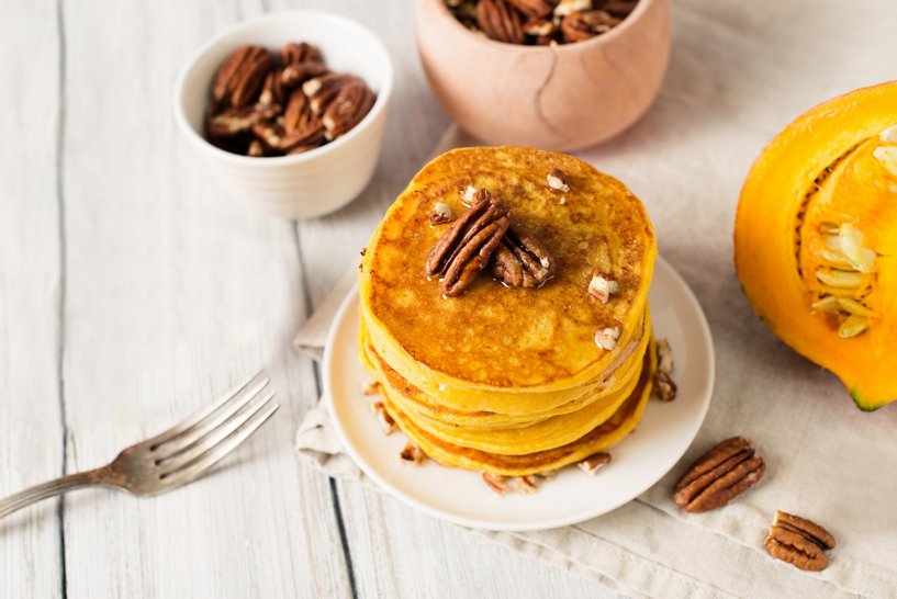 Ein Teller mit hausgemachten Pumpkin Spice Pancakes
