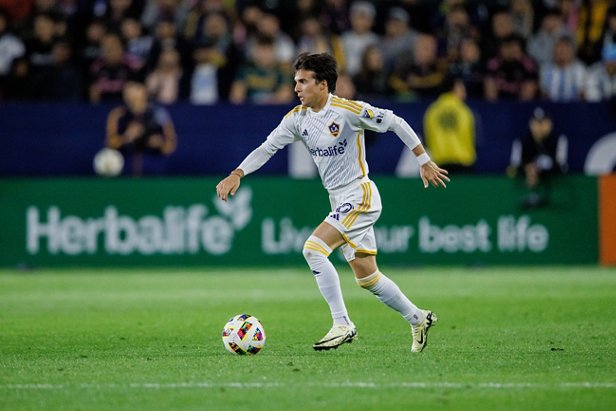 Un atleta patrocinado por Herbalife que juega fútbol profesional. 