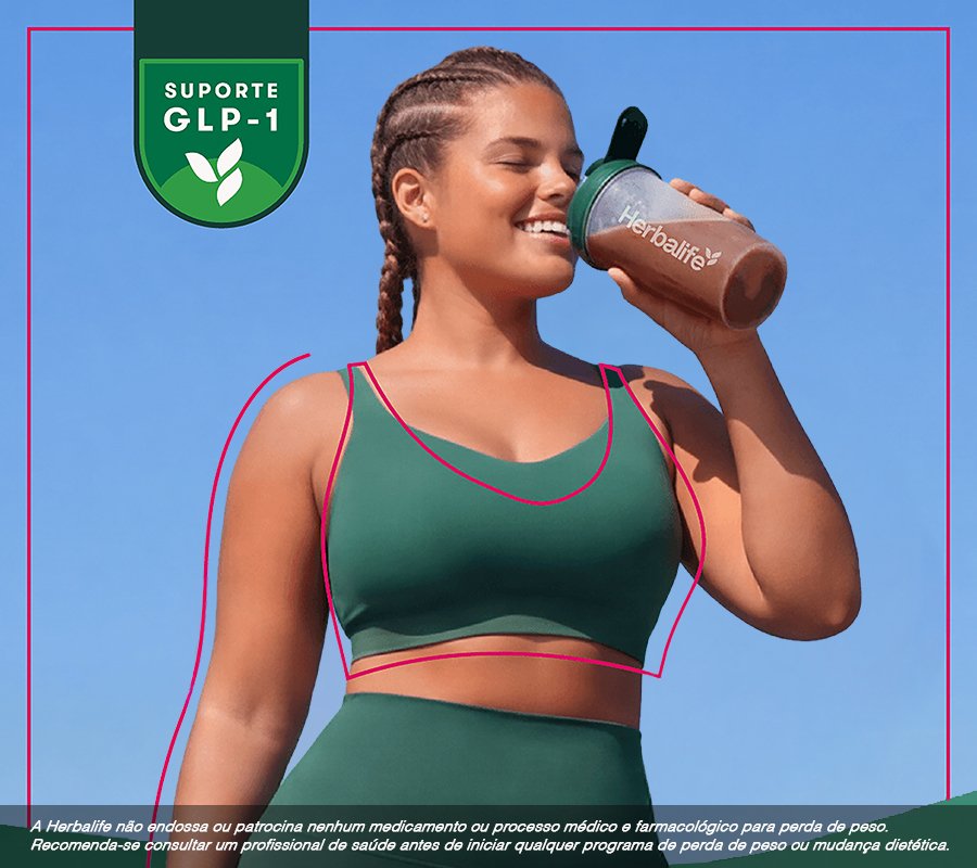 Persona bebe una bebida de un vaso mezclador Herbalife frente a un fondo azul con el sello “Soporte GLP-1”.