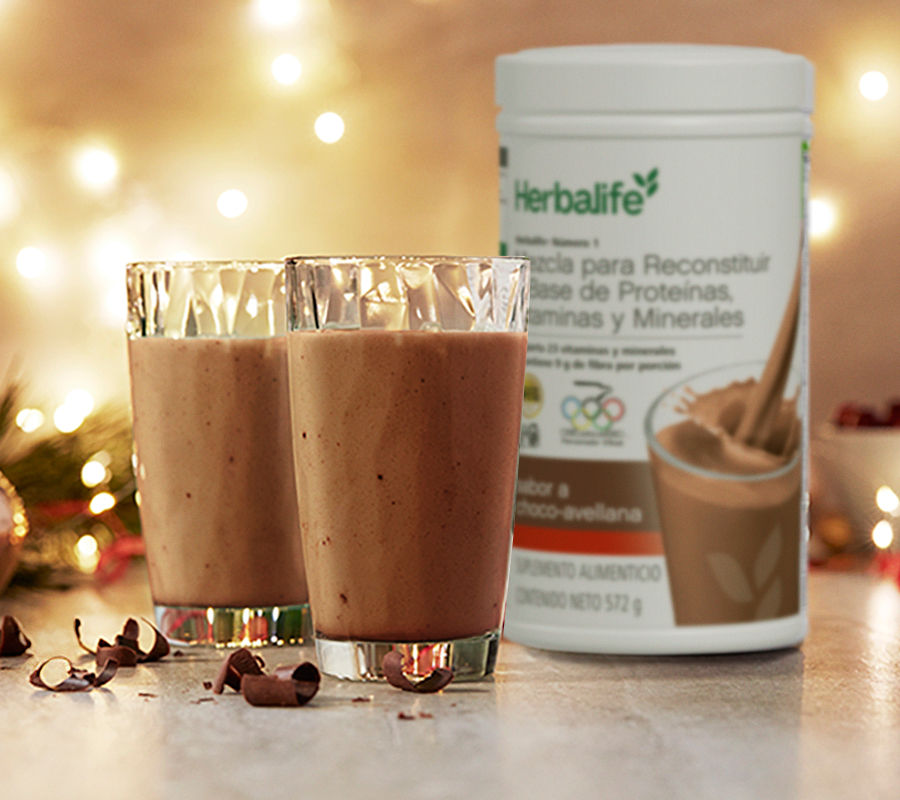 Herbalife Número 1 sabor chocolate sobre una mesa en un ambiente navideño