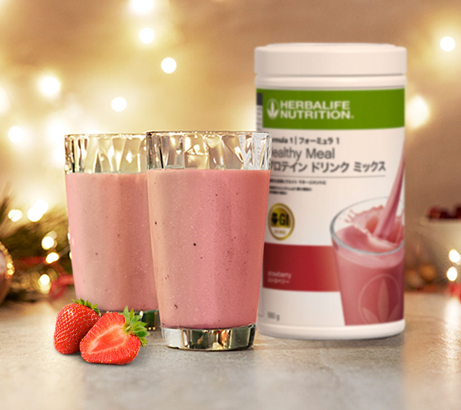 温かなホリデームードの中、テーブルにそっと置かれたハーバライフのチョコレートプロテインシェイク。