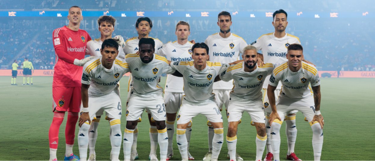 サッカー場で撮影されたLAギャラクシー選手の集合写真