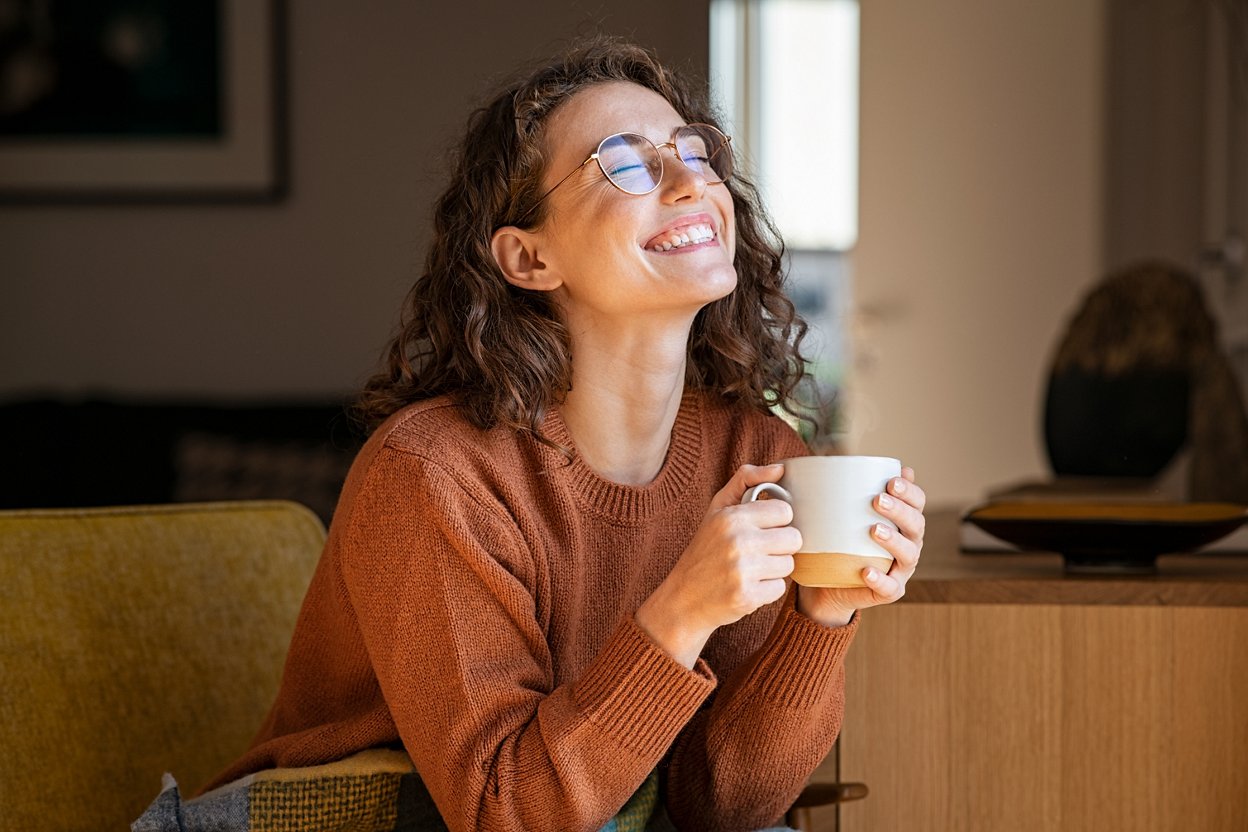 Frau hält eine Tasse Tee.