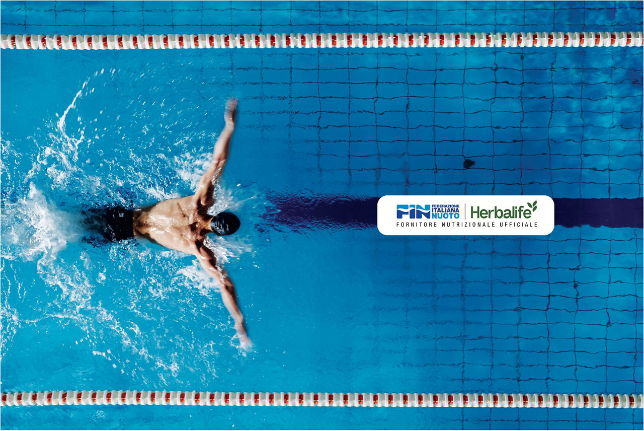 Gli atleti della Federazione Italiana Nuoto si allenano in piscina