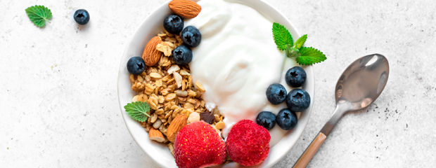 tazón de cereal con yogur y fruta
