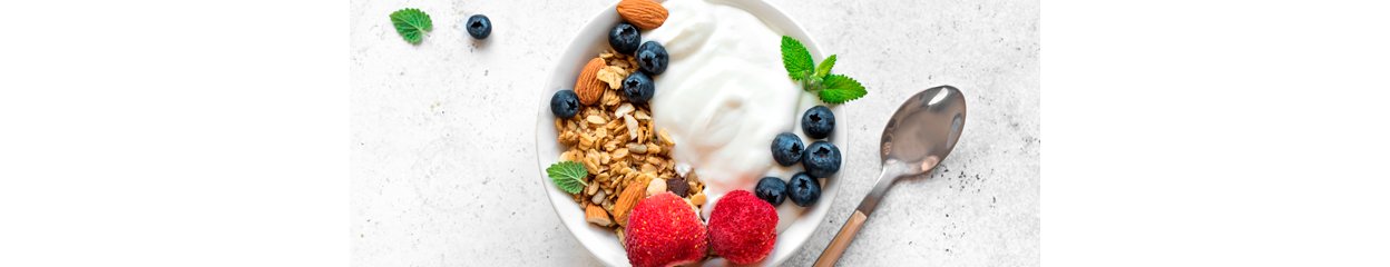 tazón de cereal con yogur y fruta