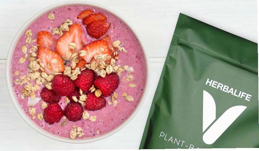 Bowl de licuado de bayas con HERBALIFE V Plant-Based Protein Shake   