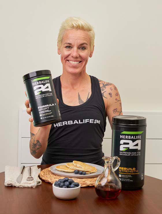 Consigue la receta de panqueques mañaneros de la atleta patrocinada por Herbalife Heather Jackson, que tiene Rebuild Strength sabor helado de vainilla y Formula 1 Sport sabor vainilla.