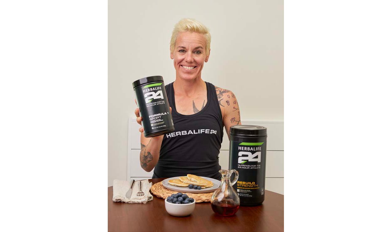 Consigue la receta de panqueques mañaneros de la atleta patrocinada por Herbalife Heather Jackson, que tiene Rebuild Strength sabor helado de vainilla y Formula 1 Sport sabor vainilla.