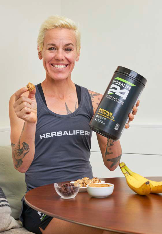 Consigue la receta de los bocaditos con mantequilla de maní de la atleta patrocinada por Herbalife Heather Jackson, que tienen Rebuild Strength sabor helado de vainilla.