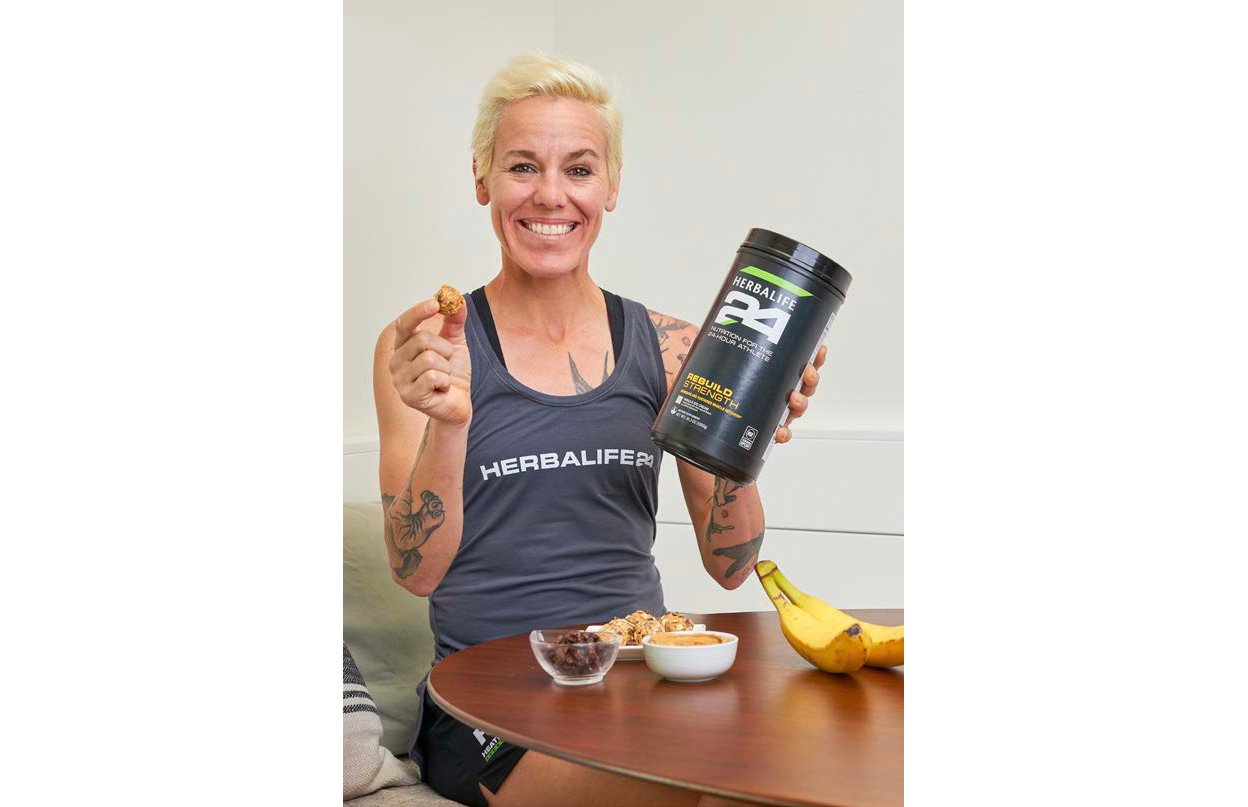 Consigue la receta de los bocaditos con mantequilla de maní de la atleta patrocinada por Herbalife Heather Jackson, que tienen Rebuild Strength sabor helado de vainilla.
