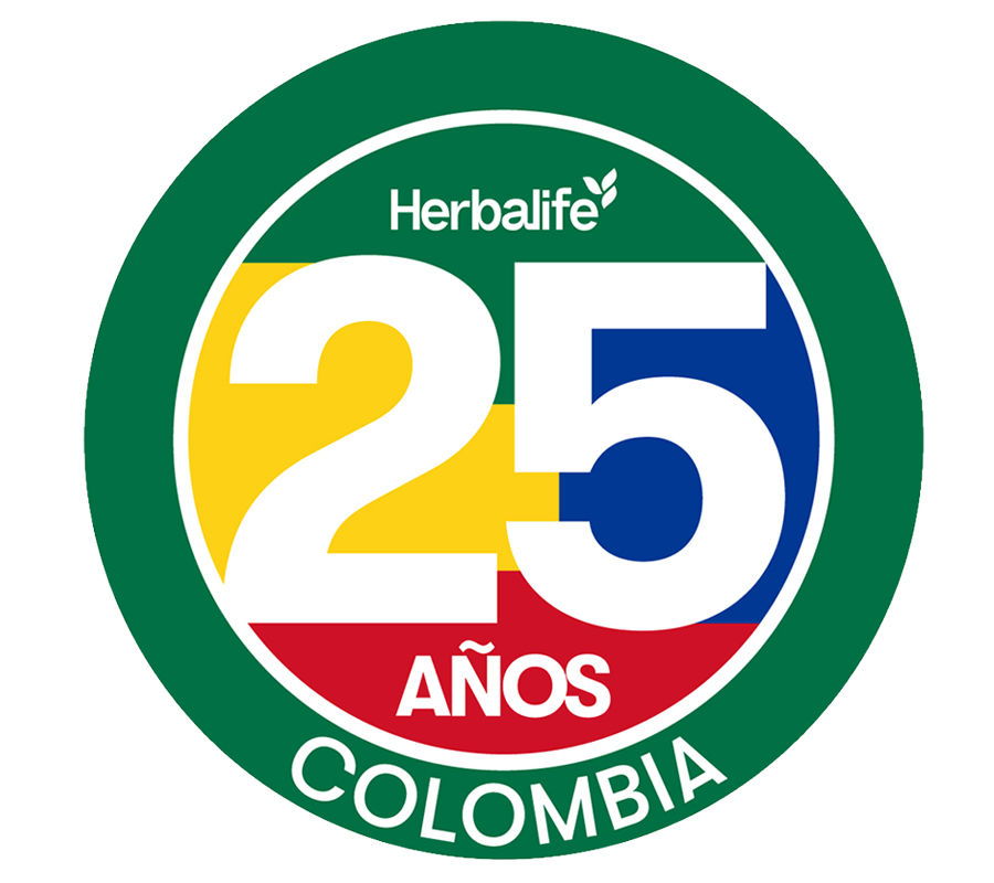 Mujer sonriendo, preparándose para disfrutar de un batido de proteína sabor chocolate en la cocina.