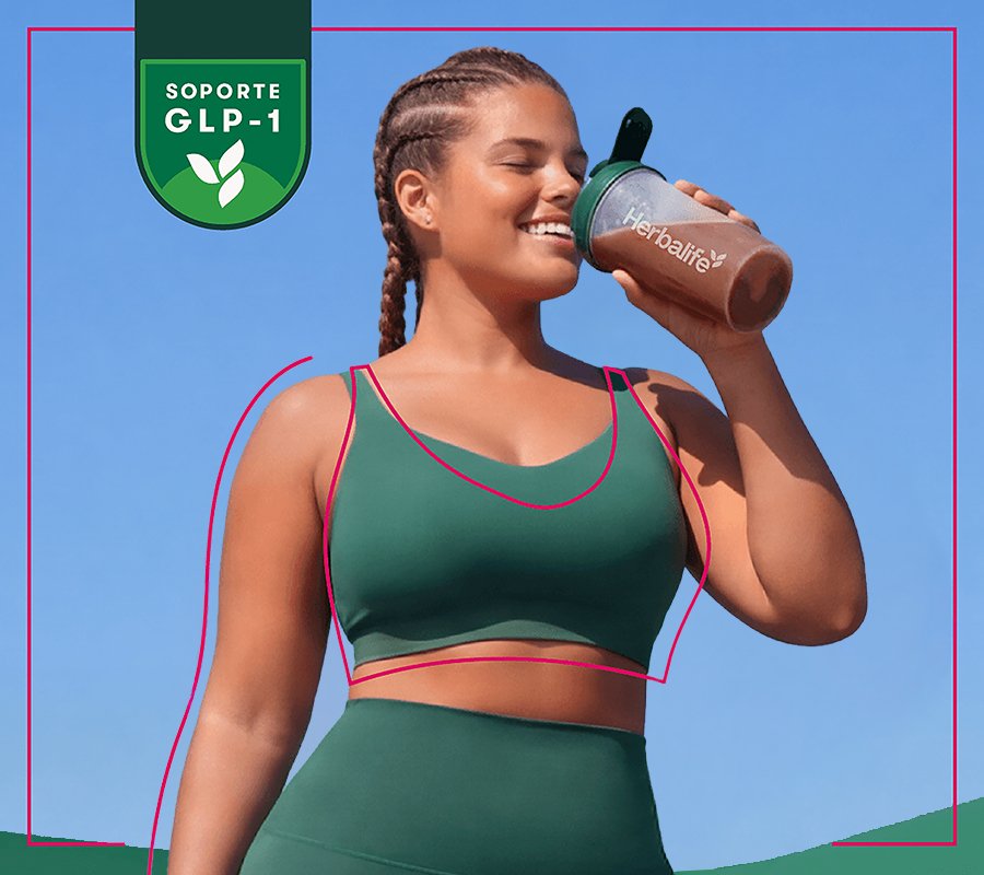 Persona bebe una bebida de un vaso mezclador Herbalife frente a un fondo azul con el sello “Soporte GLP-1”.