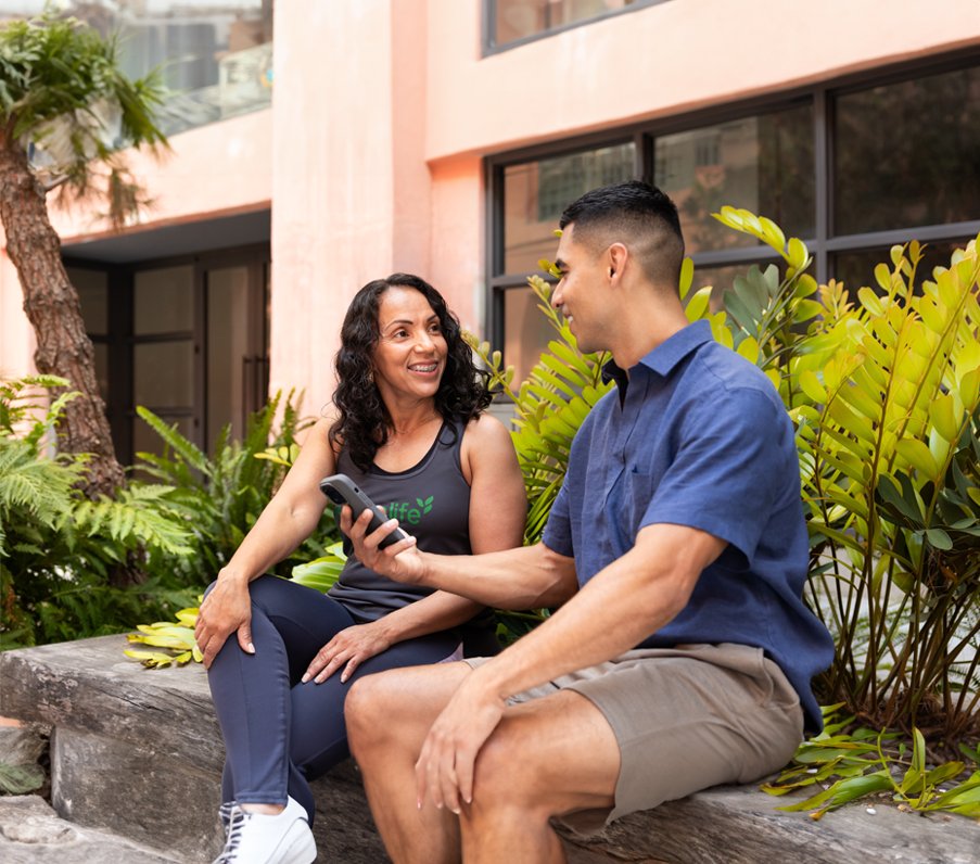 เพื่อนๆ ยิ้มขณะดูโทรศัพท์.