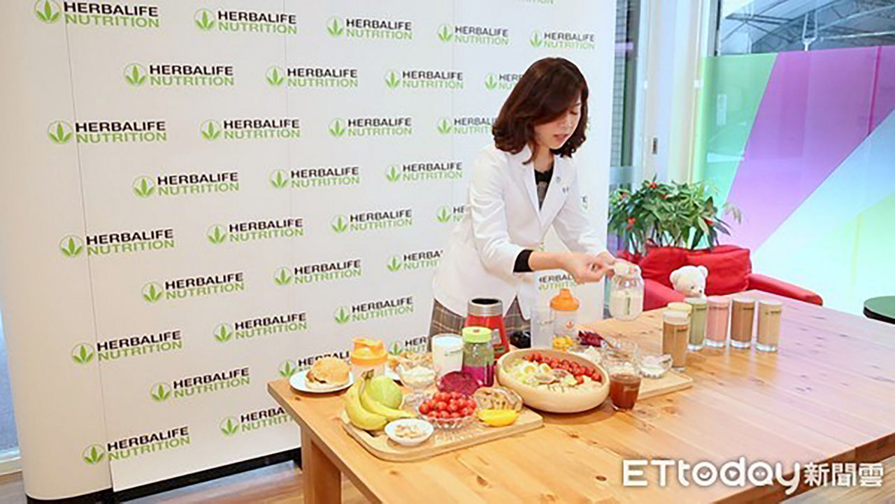 Woman demostrating herbalife healthy breakfast