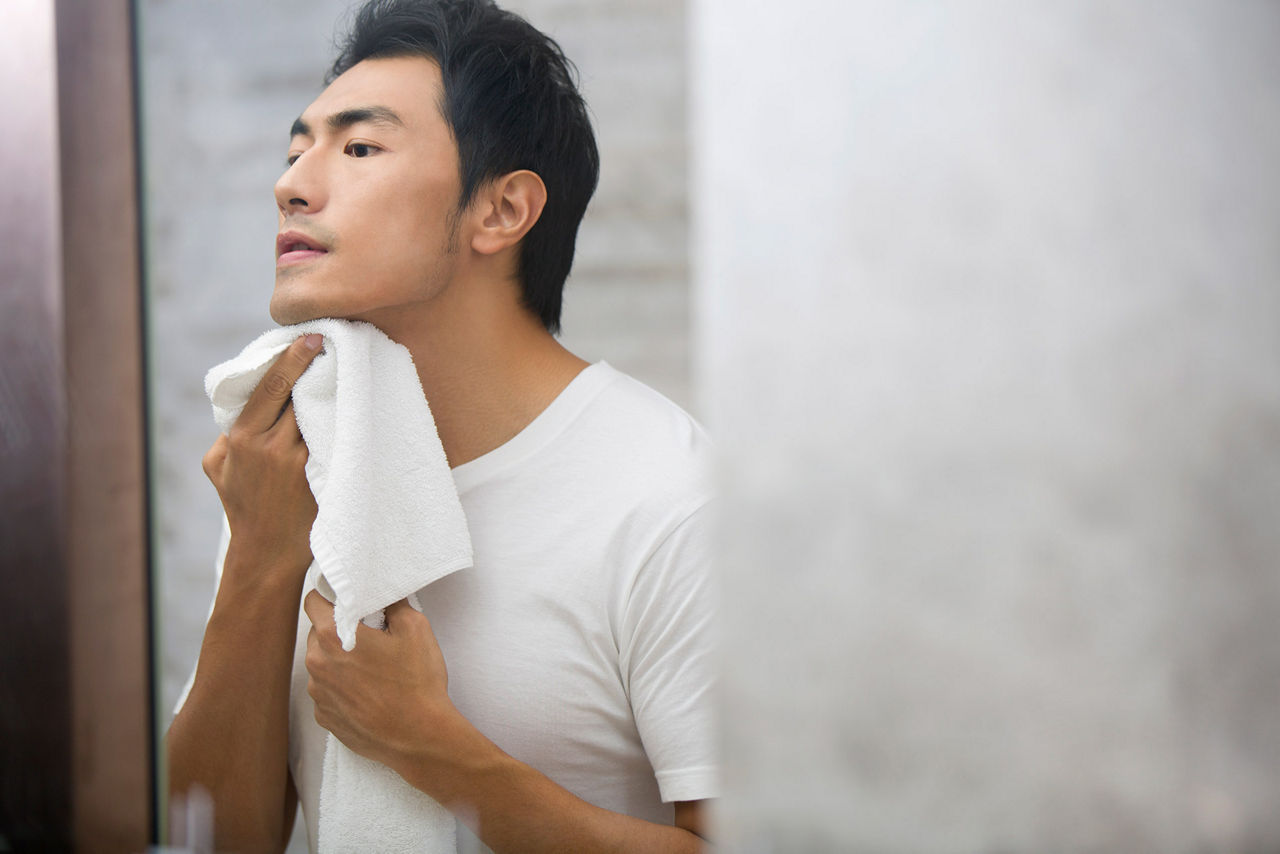 Man applying aloe gel as an aftershave