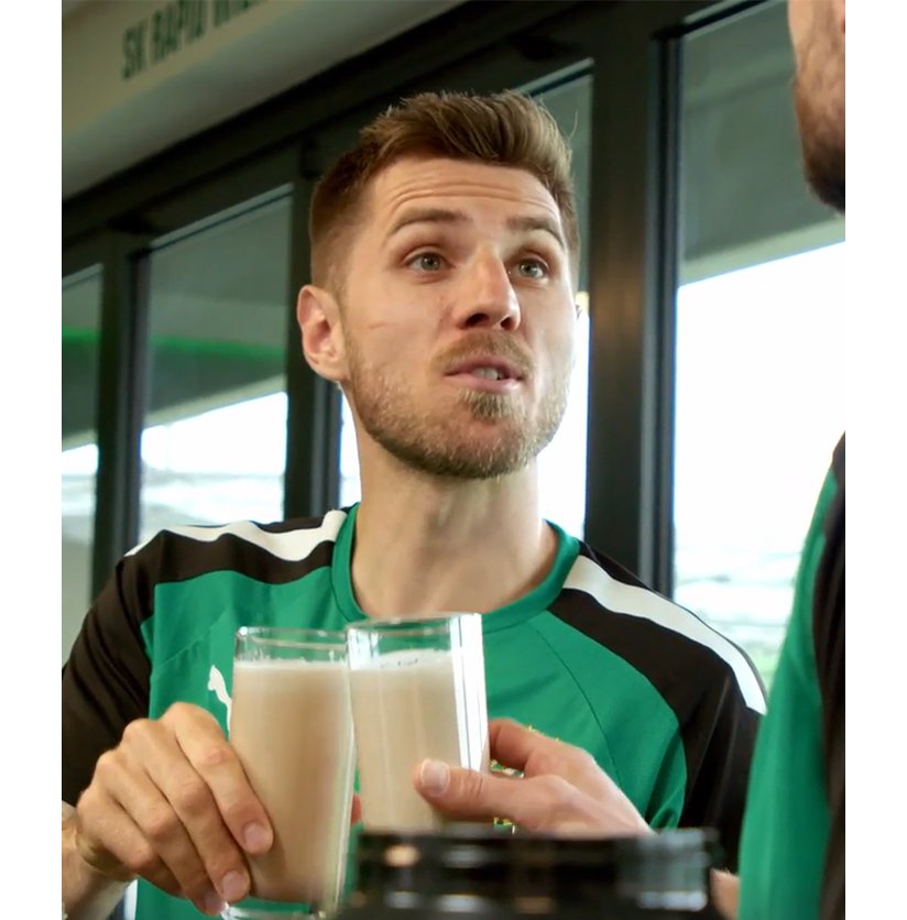 Spieler des Fußballvereins SK Rapid Wien auf einem Spielfeld