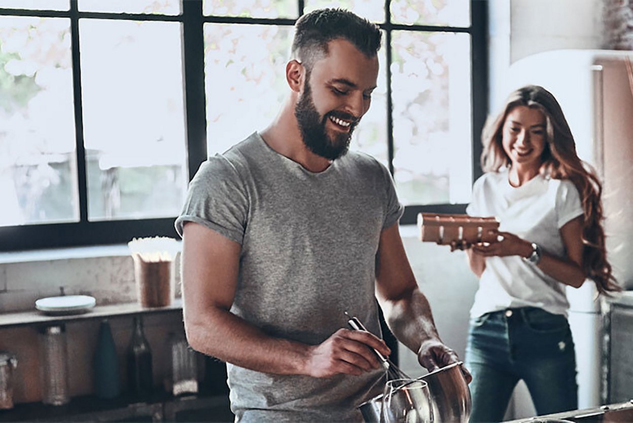 Couple cuisinant ensemble