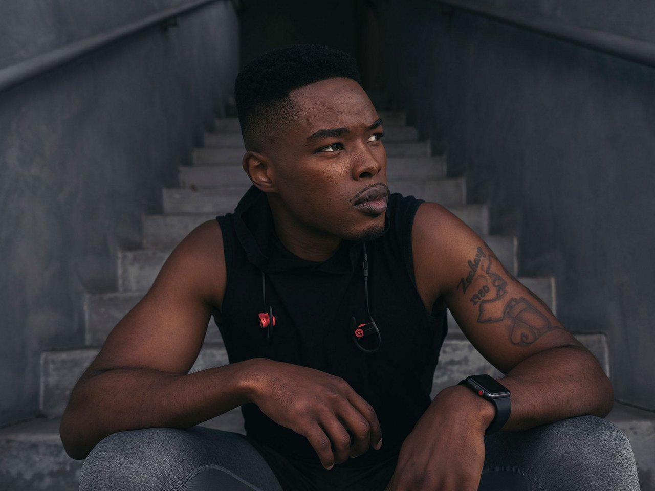 mannelijke atleet rust uit na training