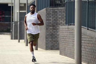 Moški, ki teče po mestu