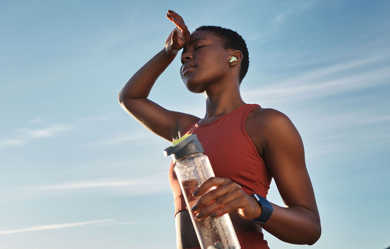 Frau ruht sich nach Outdoor-Training aus