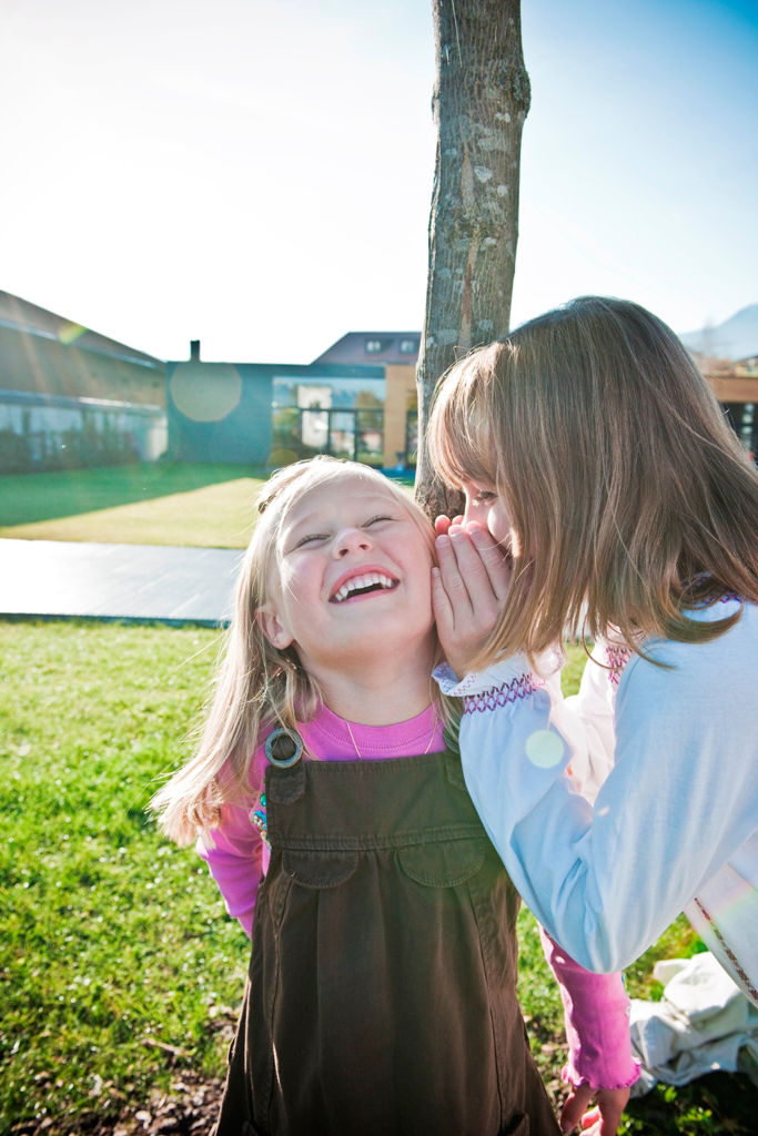 Twee fluisterende meisjes