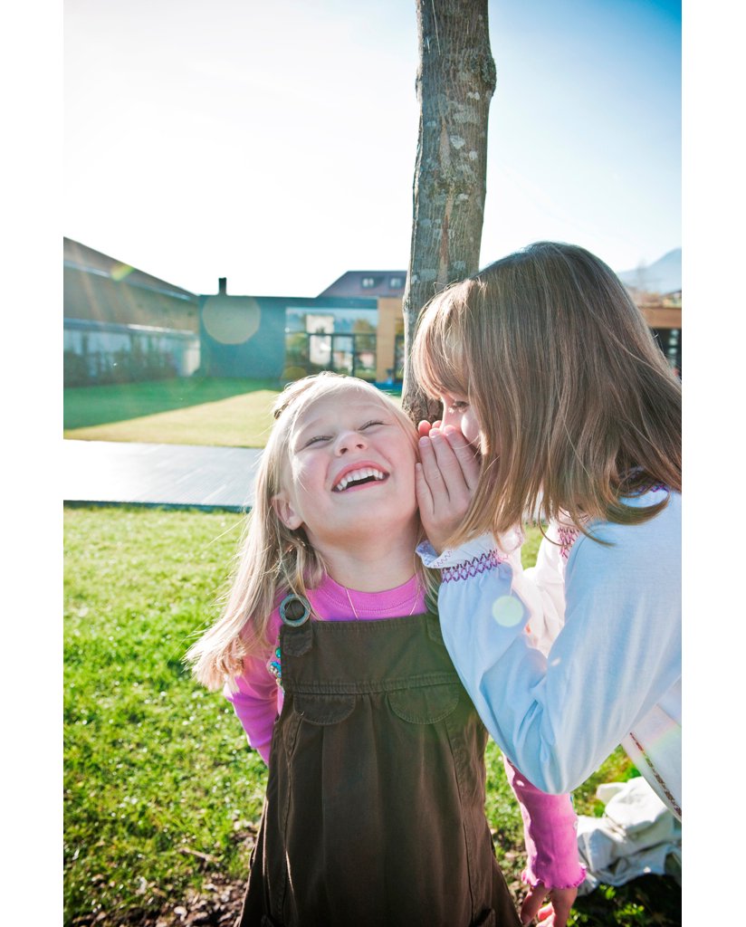 Twee fluisterende meisjes