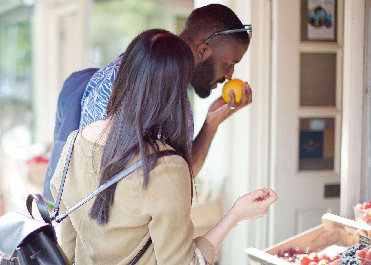 Couples faisant du shopping à l'épicerie