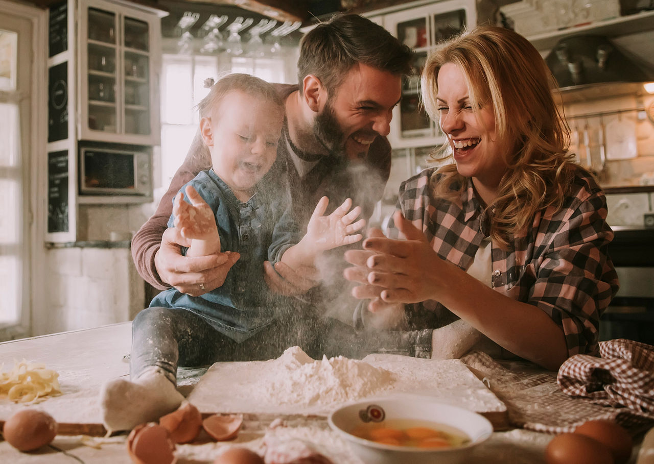 familie gătind împreună