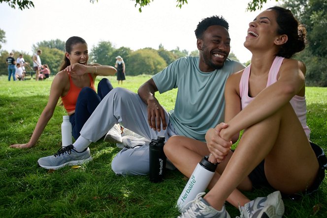 Vinir að slaka á í almenningsgarði