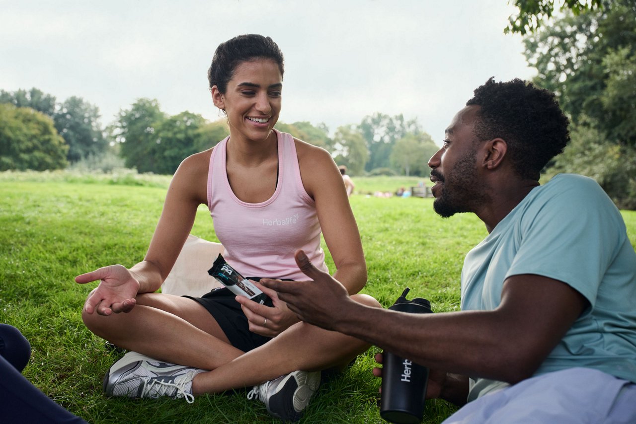 Prijatelji razgovaraju u parku